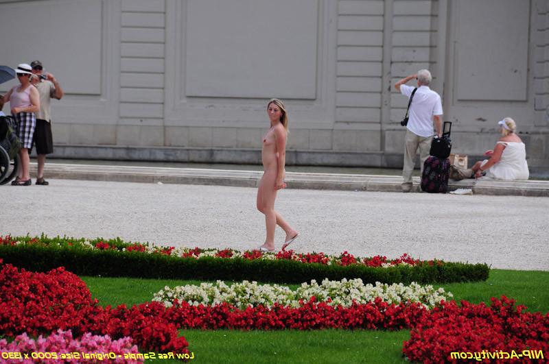 15P Naked teen walking outdoors in public