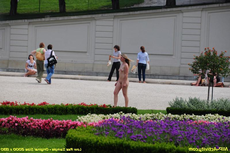 15P Naked teen walking outdoors in public