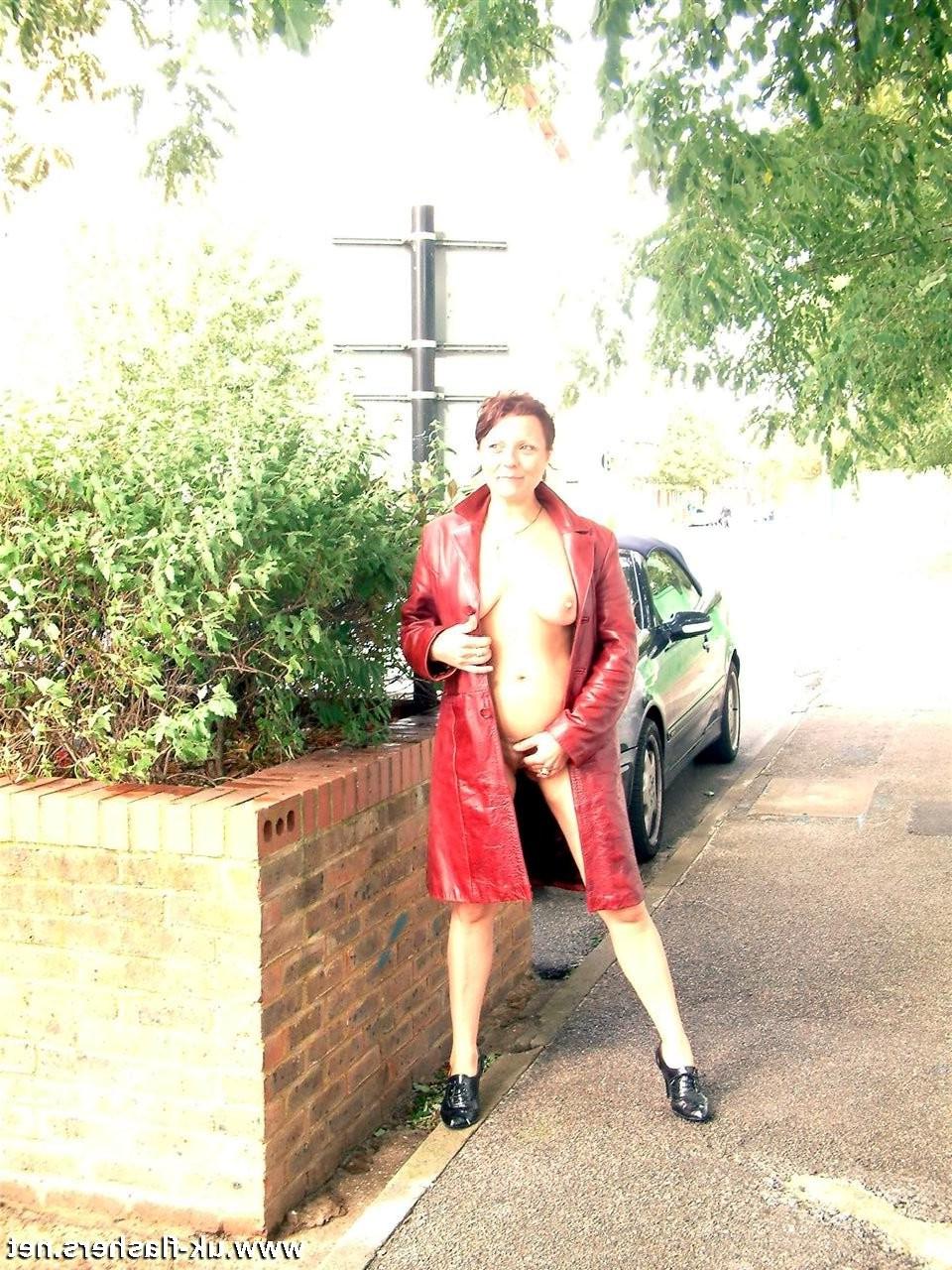 16P Mature amateur exhibitionist on a day out