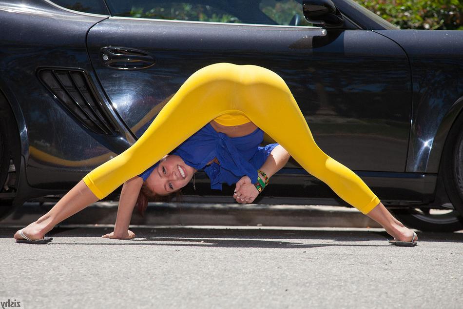 16P Tight yellow pants and nice cleavage