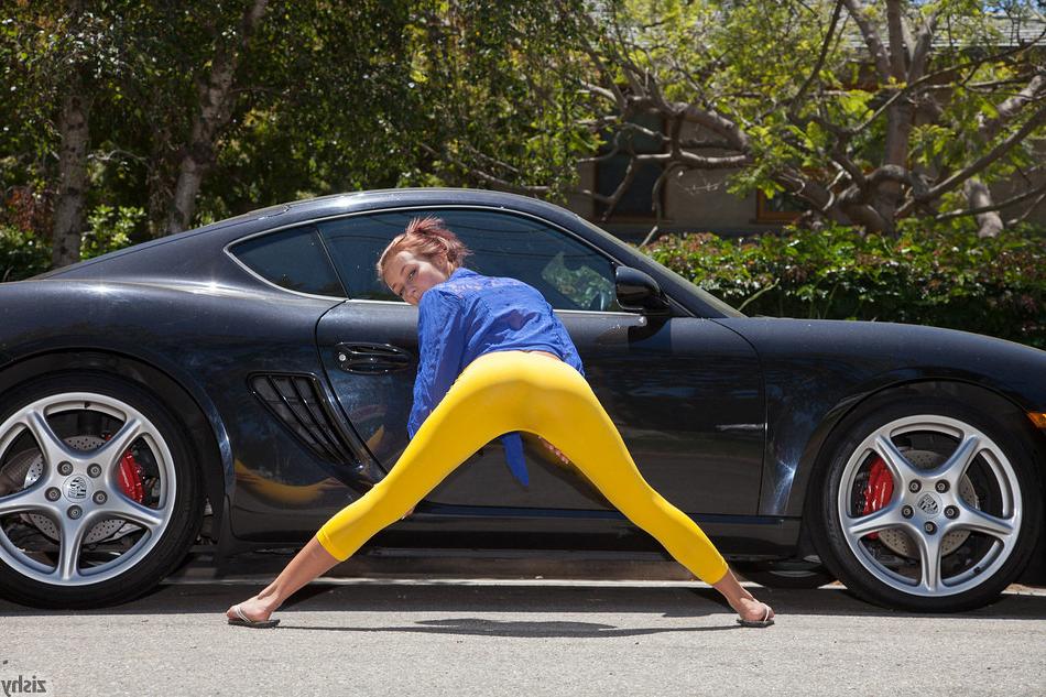16P Tight yellow pants and nice cleavage