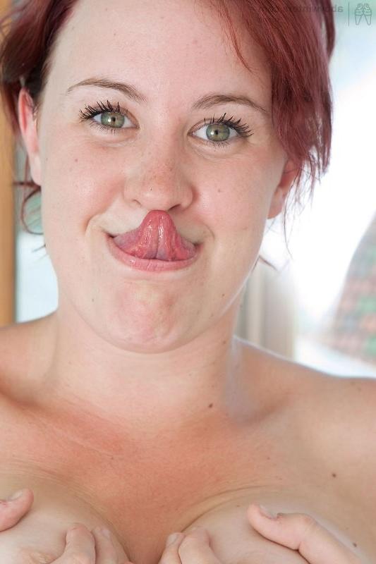16P Redhead amateur Tinsley toying her pussy