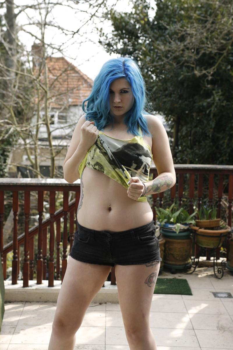 16P EmmaJ strips off on her patio and shows off her great tits