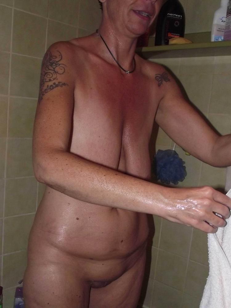 20P kinky mature shaving her pussy