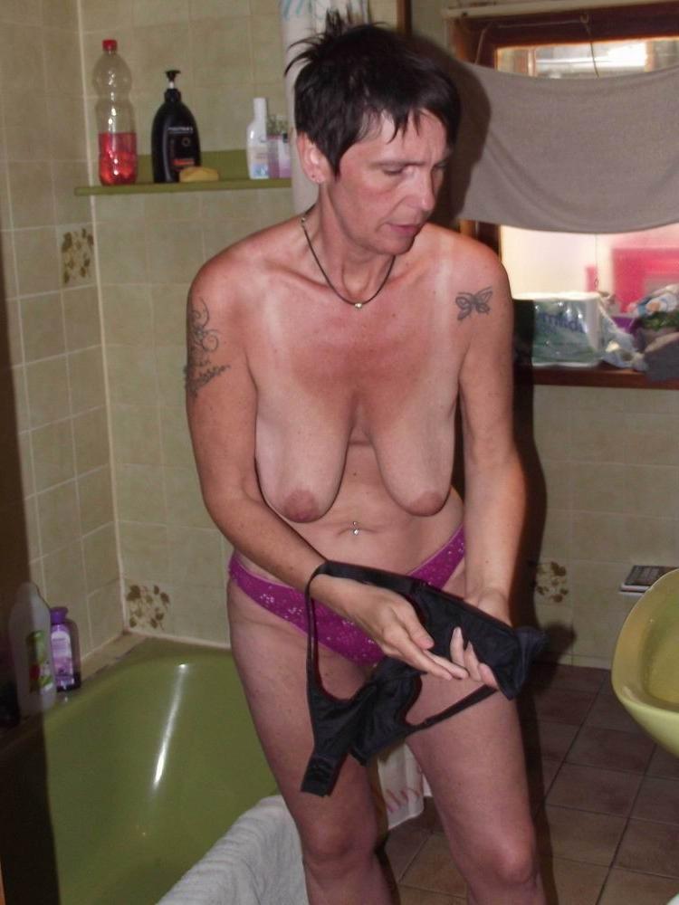 20P kinky mature shaving her pussy
