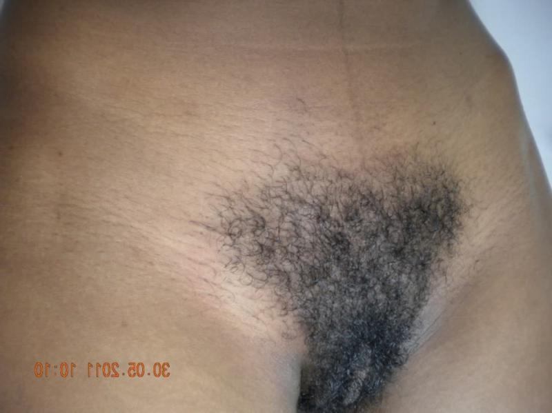 15P Amateur black girl showing off her pussy