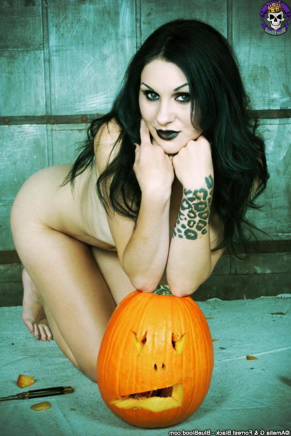 15P Classic Gothic Halloween Pinup Babe with her Pumpkin
