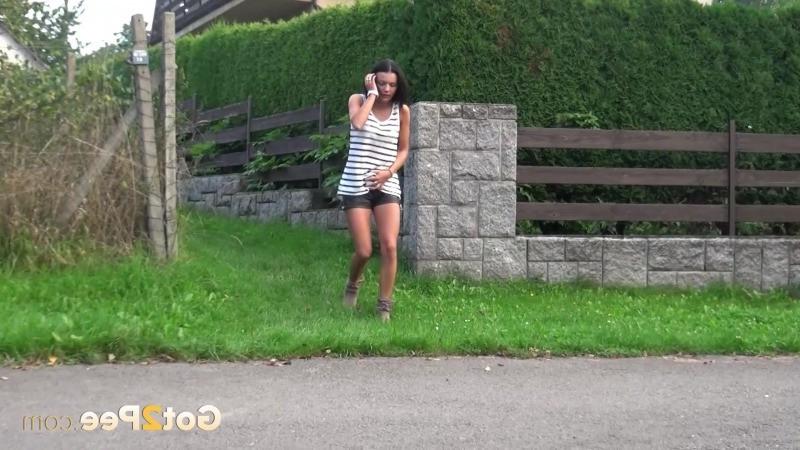 15P Gorgeous girl desperately needs to pee outside