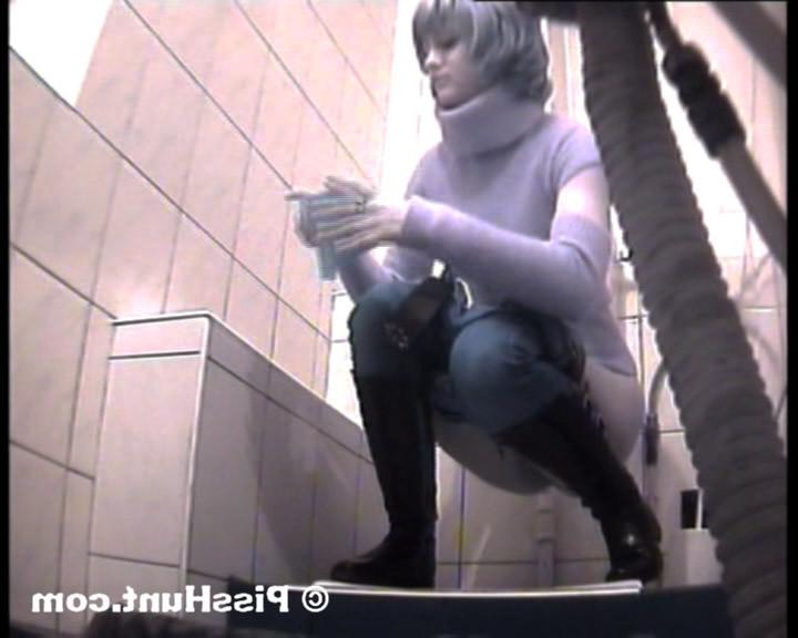 14P Blonde get unlucky to pee in spycammed toilet