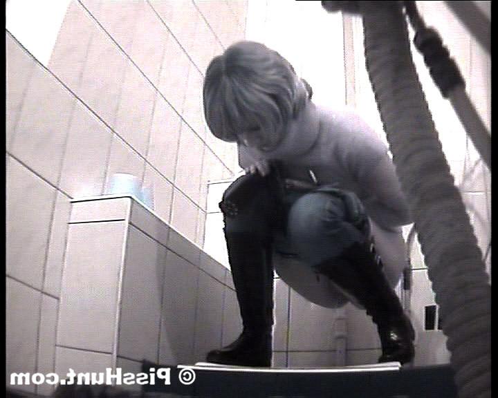 14P Blonde get unlucky to pee in spycammed toilet