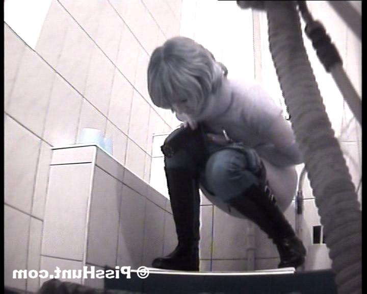 14P Blonde get unlucky to pee in spycammed toilet