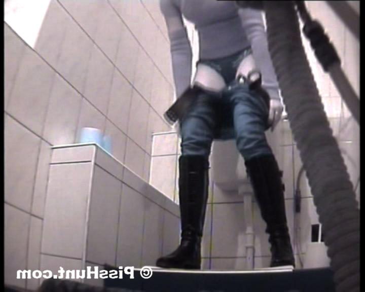 14P Blonde get unlucky to pee in spycammed toilet