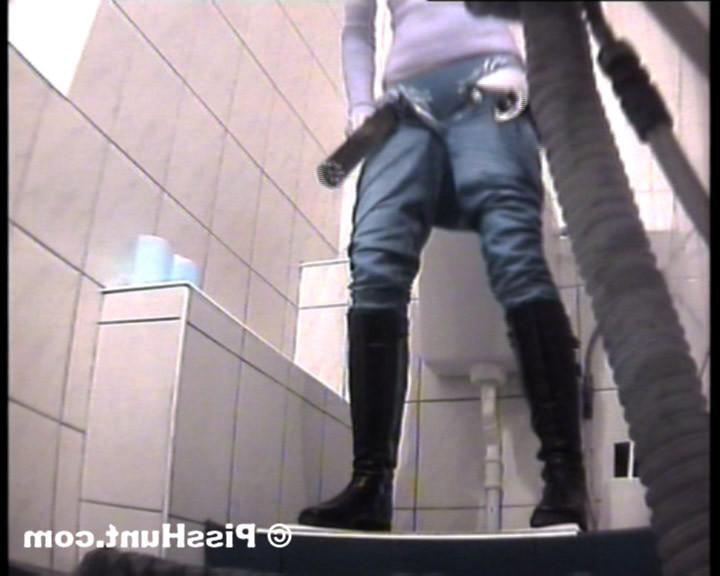 14P Blonde get unlucky to pee in spycammed toilet