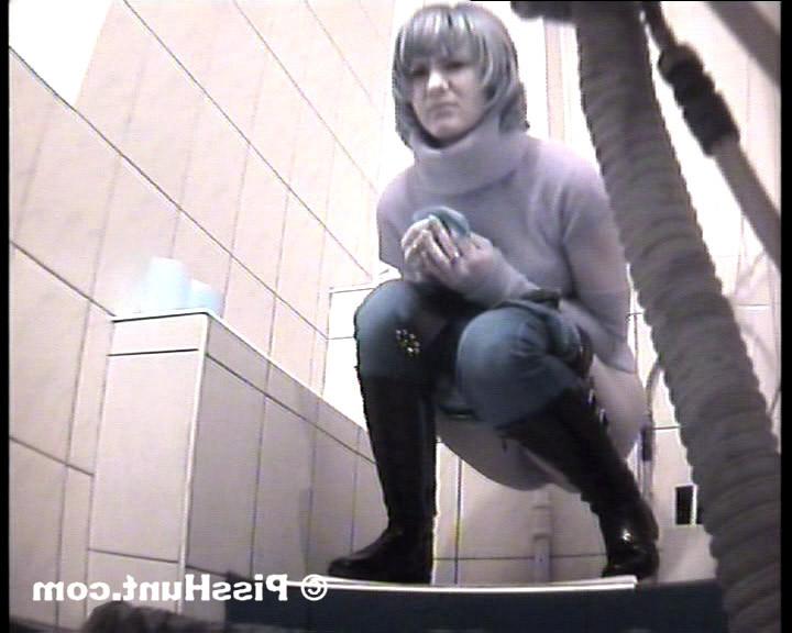 14P Blonde get unlucky to pee in spycammed toilet