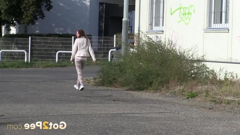 15P Brunette girl makes a pissy puddle on the road