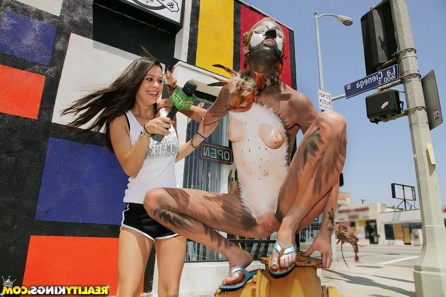 12P Hot teen fucks a symbian on doors in this hot outdoor public symbian masterbatio