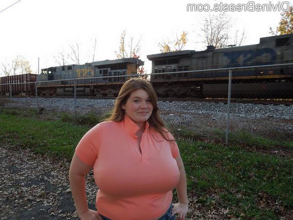 15P BBW babe Lexxxi Luxe flashing her giant tits in public