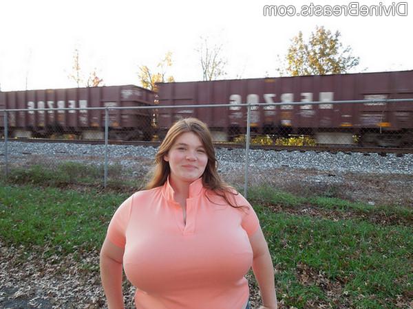 15P BBW babe Lexxxi Luxe flashing her giant tits in public