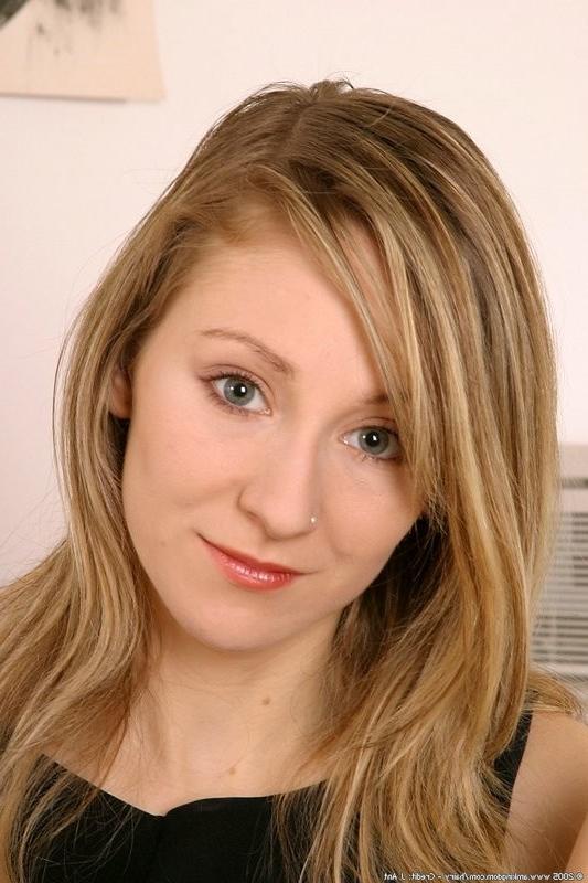 15P Viktoria got a very nice natural pussy