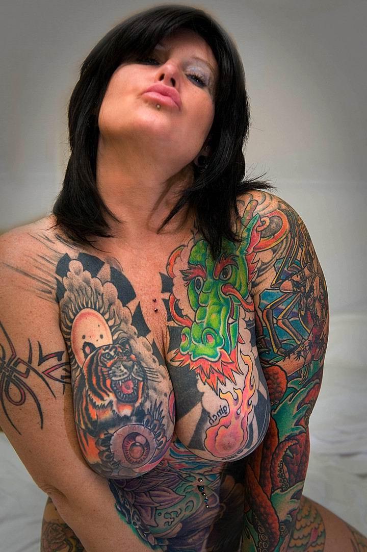 15P Cute tsttoed amateur queens posing