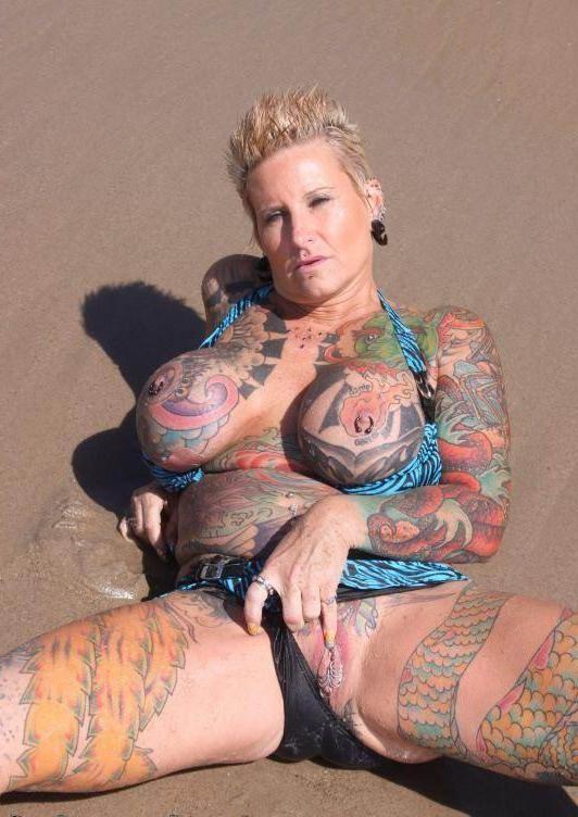 15P Cute tsttoed amateur queens posing