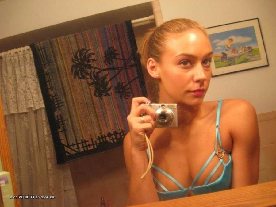 9P Sexy babe camwhoring in her kinky underwear