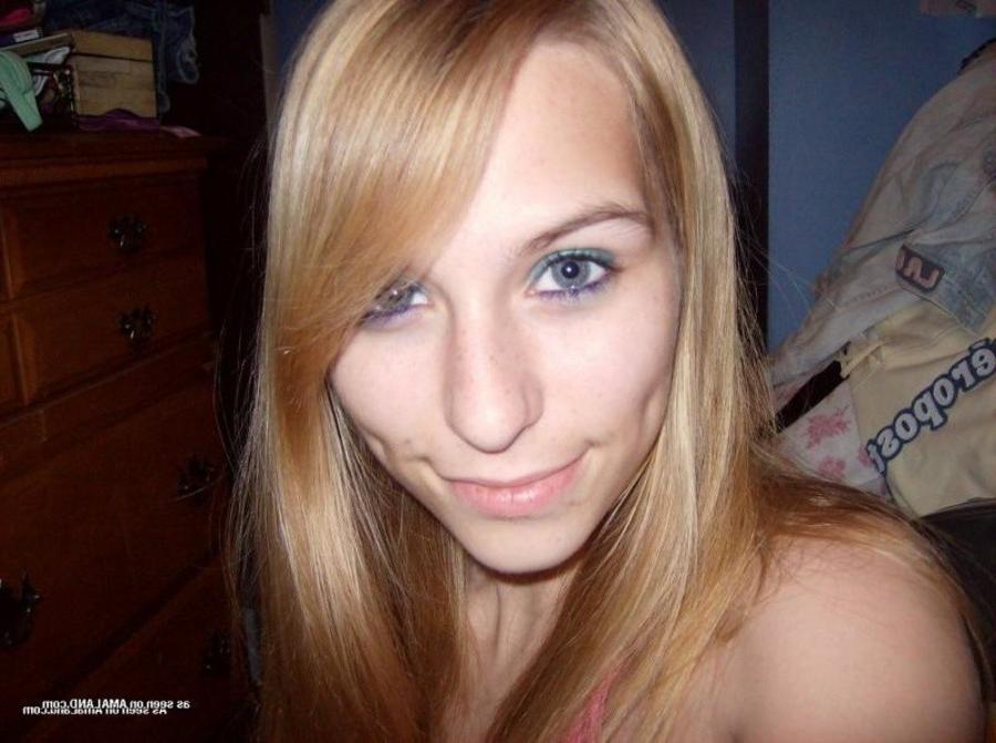 11P Cute amateur kinky gf camwhoring in her pink underwear