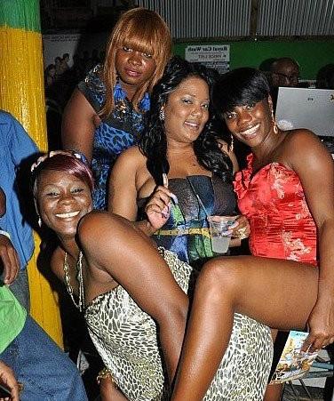 18P Black lesbian gfs posing and licking