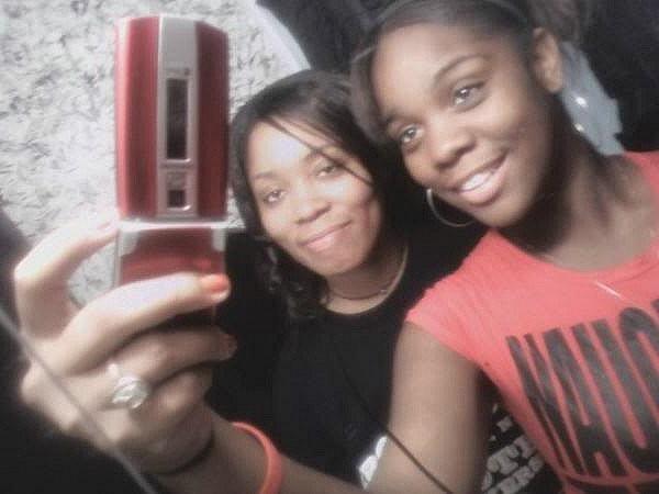 18P Black lesbian gfs posing and licking