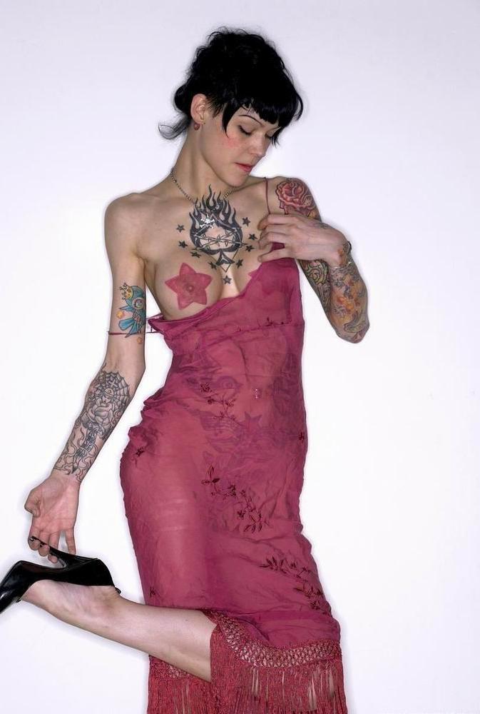 11P cute tattoed amateurs poser