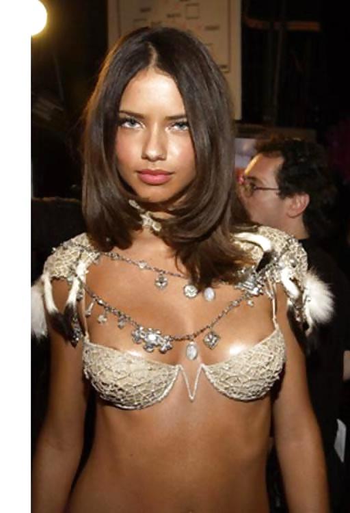 25P Beautiful Celebs Nip Slip by Voyeur TROC