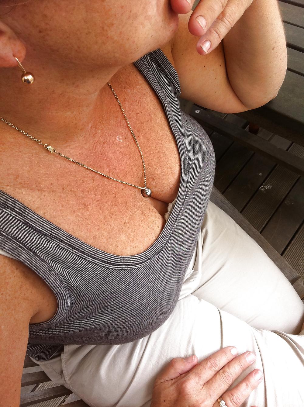 24P Michelle's yummy cleavage