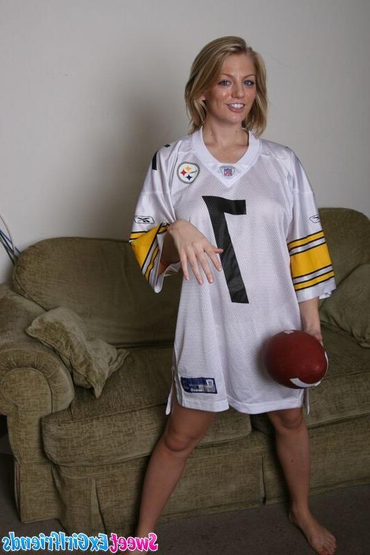 15P Big breasted sporty exgirlfriend Kendyll strips and shows her large knockers