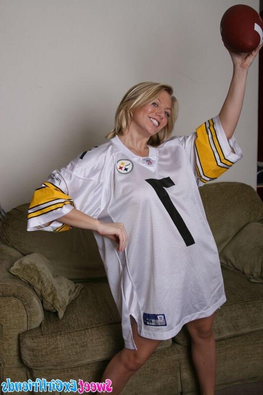 15P Big breasted sporty exgirlfriend Kendyll strips and shows her large knockers