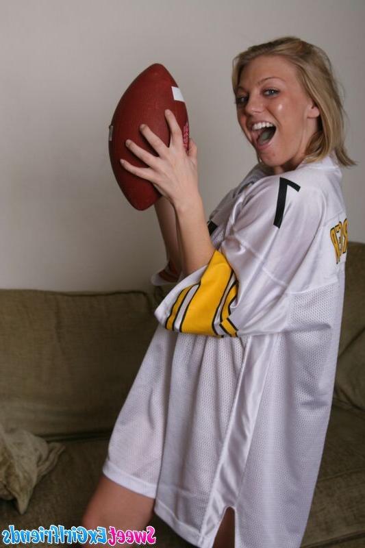 15P Big breasted sporty exgirlfriend Kendyll strips and shows her large knockers