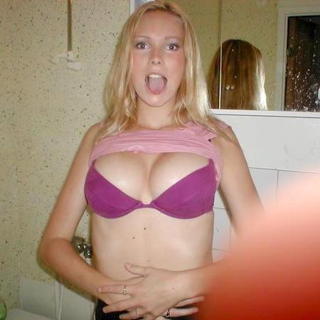 8P Amateur cam shoots girlfriend stripping and taking a shower