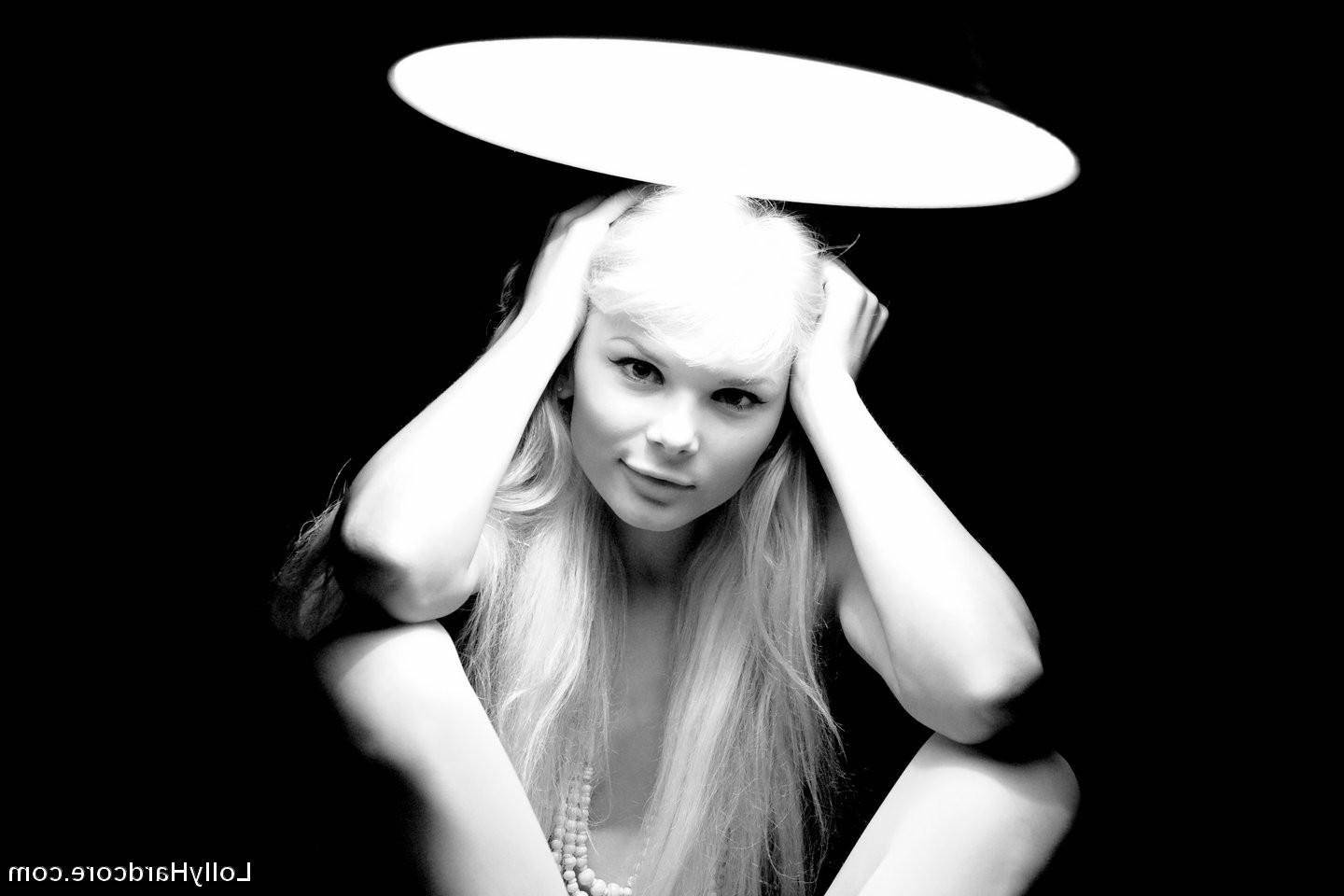 15P Beautiful artistic images of Lolly getting naked