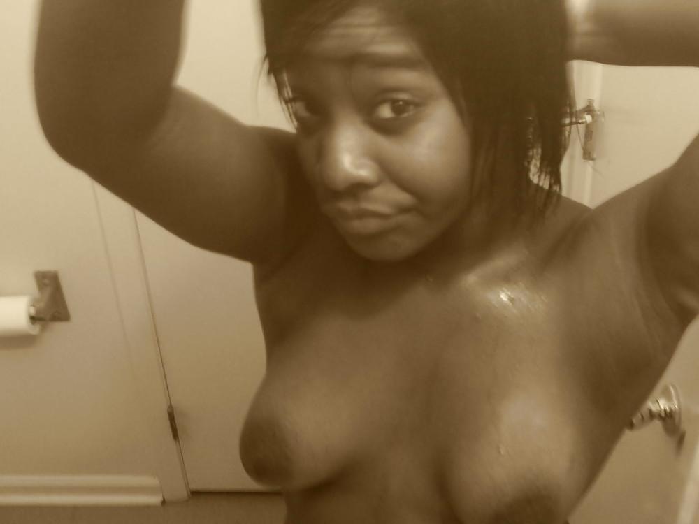 25P BLACK AMATEUR GIRLS - SELF PICS X