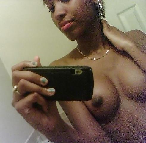 25P BLACK AMATEUR GIRLS - SELF PICS X