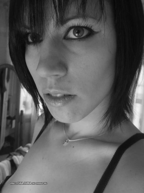 12P Self-shooting amateur Gothic babe in black and white pics