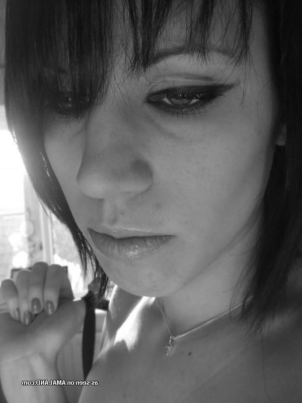 12P Self-shooting amateur Gothic babe in black and white pics