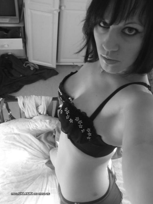 12P Self-shooting amateur Gothic babe in black and white pics