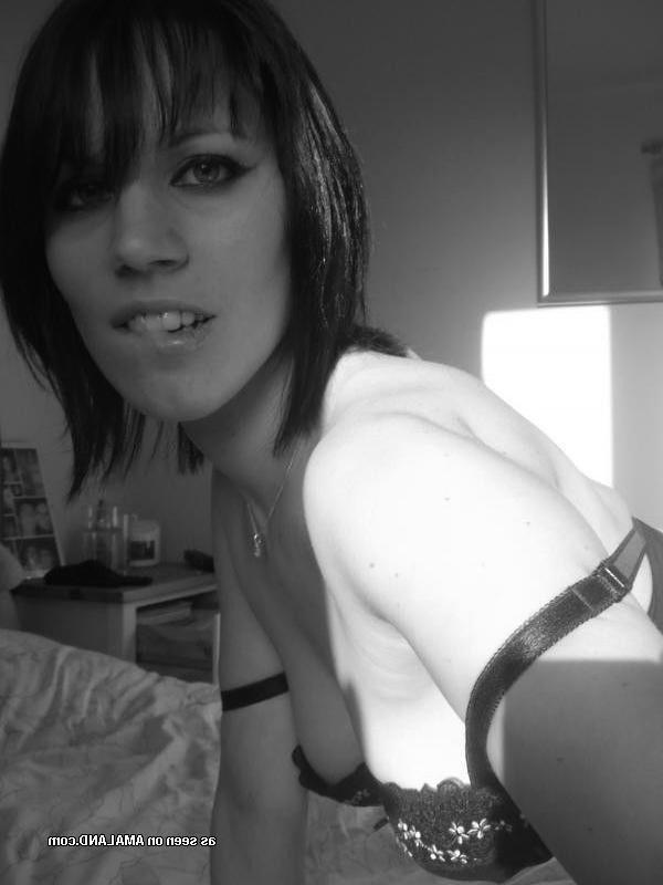 12P Self-shooting amateur Gothic babe in black and white pics
