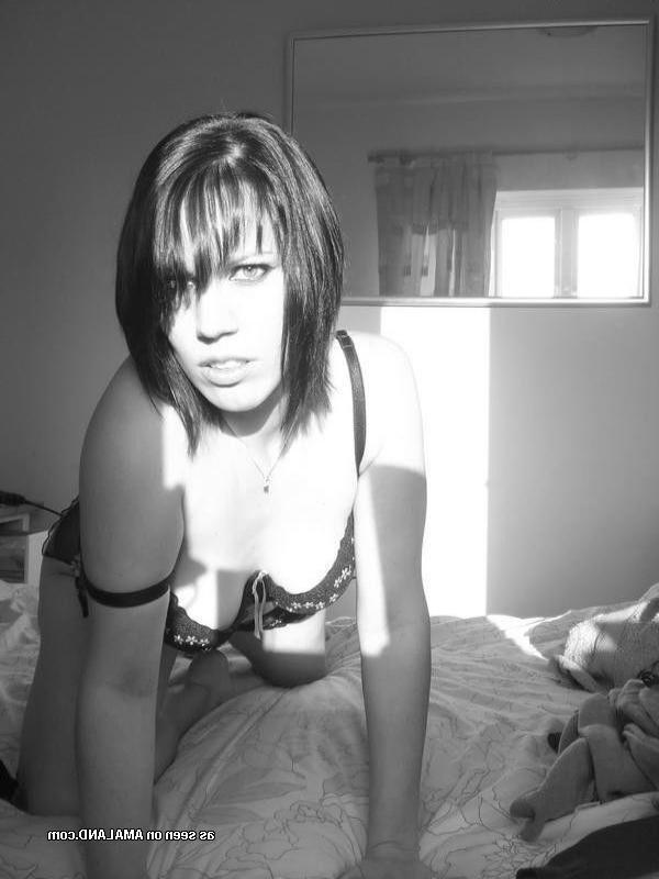 12P Self-shooting amateur Gothic babe in black and white pics