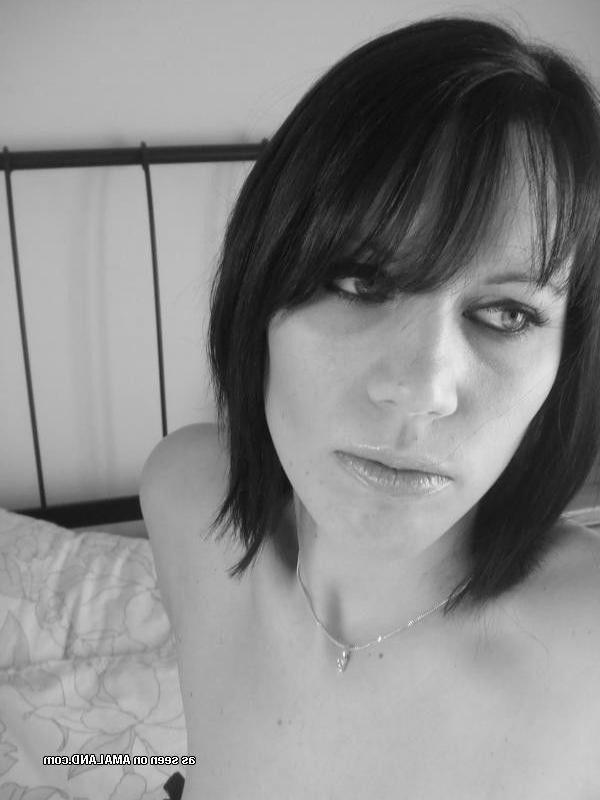 12P Self-shooting amateur Gothic babe in black and white pics