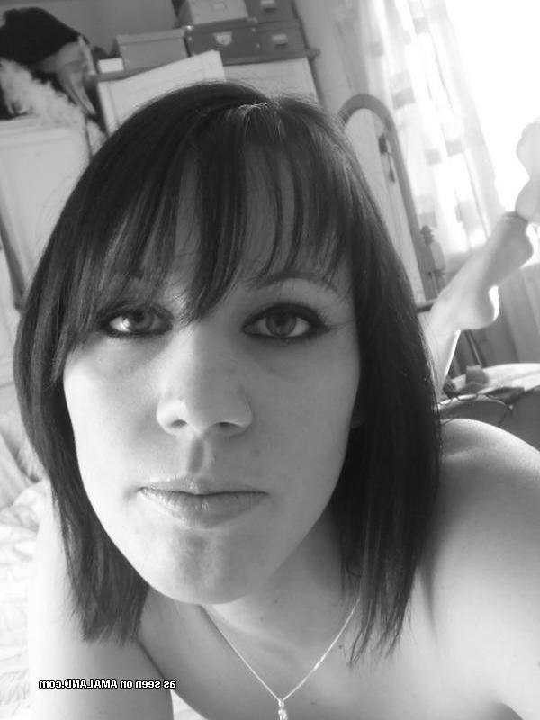 12P Self-shooting amateur Gothic babe in black and white pics