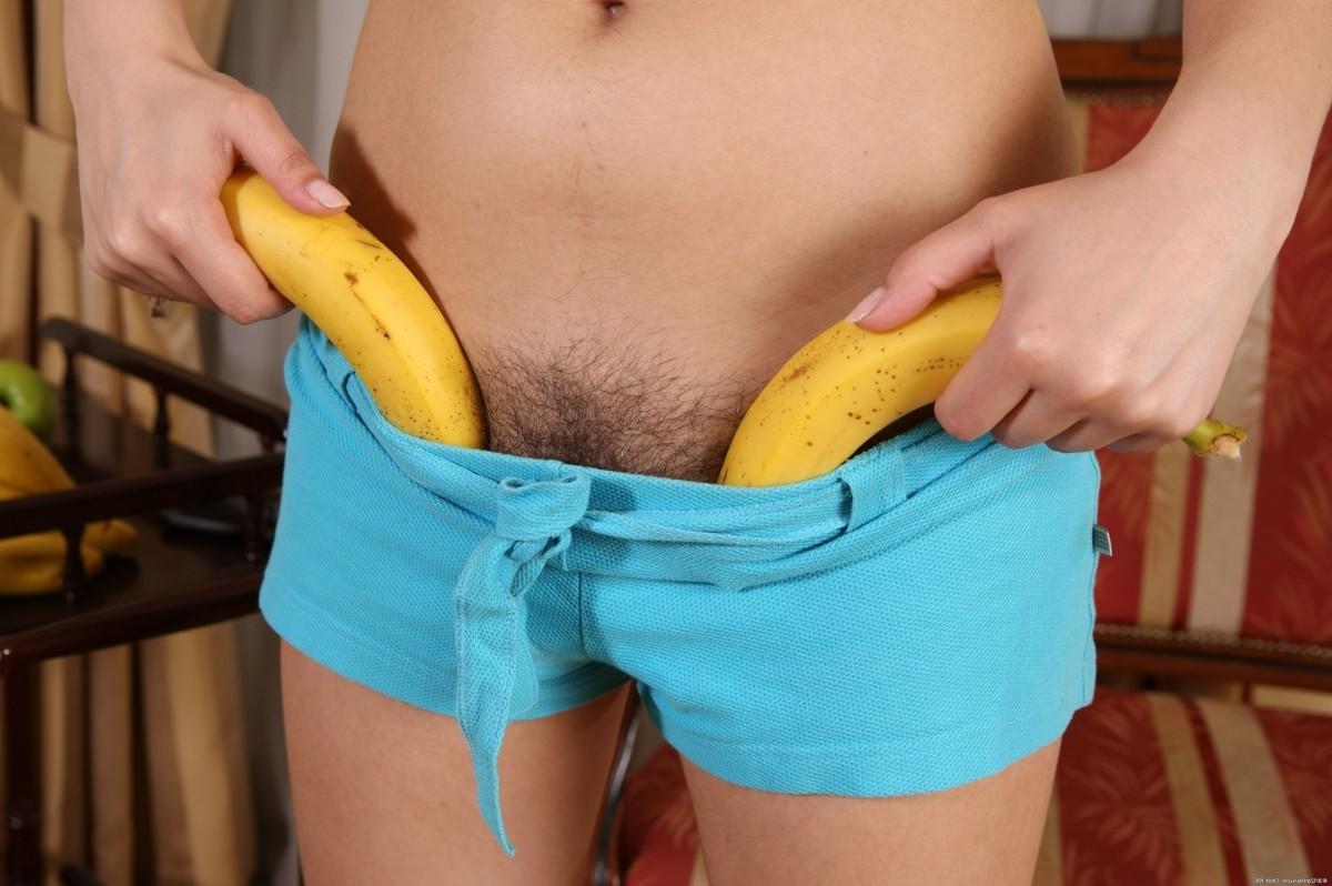 15P Hairy petite amateur teen spreading snatch