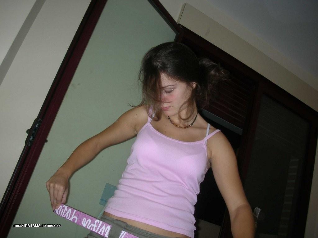 15P Brunette likes giving blowjobs