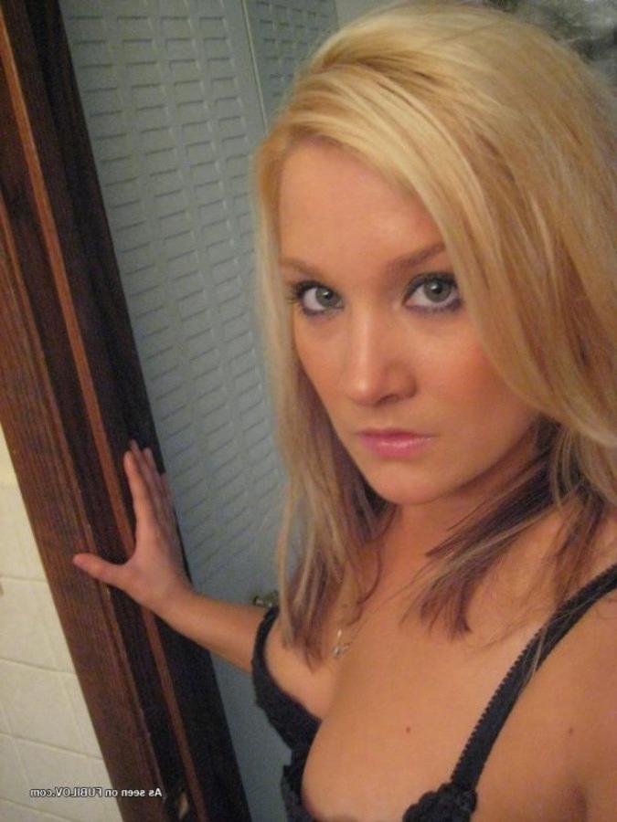 9P Flirty amateur sexy blonde camwhores in her underwear