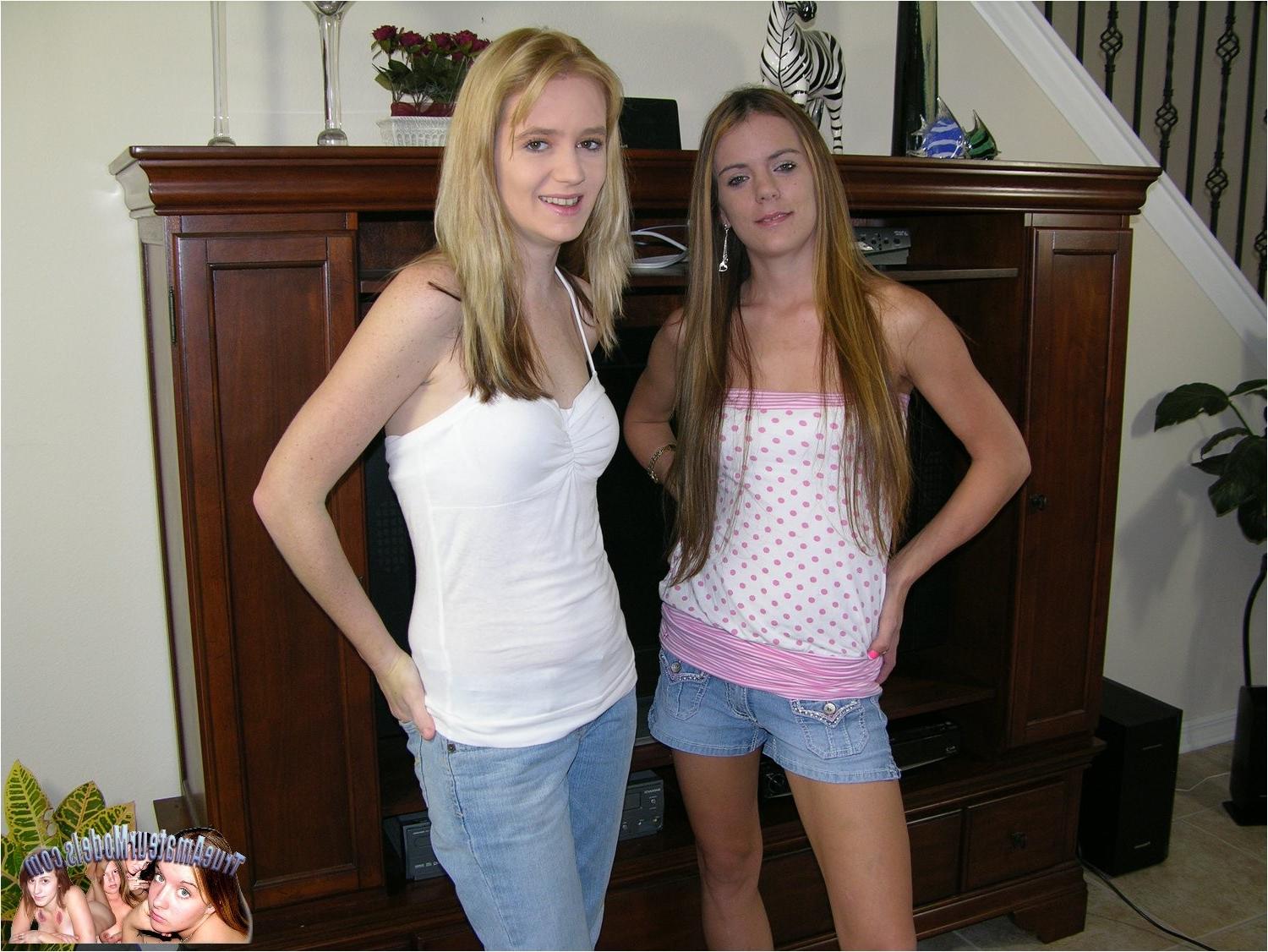 10P Two Amateur Girls Modeling Nude
